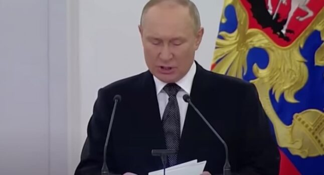 Vladimir Putin trema? Il video durante la cerimonia di consegna dei premi al Cremlino
