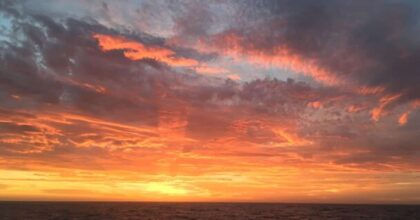 Oceano Atlantico, pilota fotografa una macchia rossa al di sotto delle nuvole VIDEO
