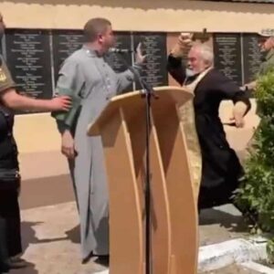 Prete russo colpisce sacerdote ucraino con una croce: aveva criticato Putin VIDEO
