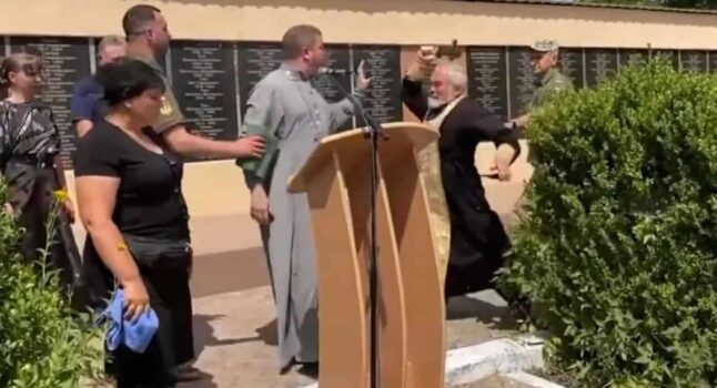 Prete russo colpisce sacerdote ucraino con una croce: aveva criticato Putin VIDEO