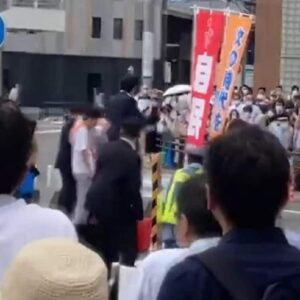 Shinzo Abe, l'attentatore si avvicina e spara alle spalle all'ex premier VIDEO