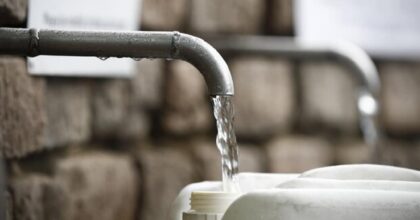 Siccità: quanta acqua consumano gli italiani? 245 litri al giorno, 30 solo per lavarsi i denti