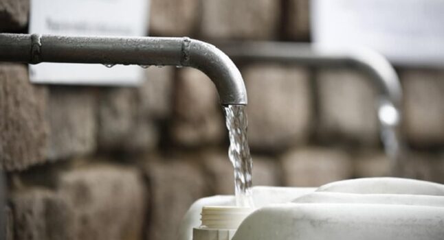 Siccità: quanta acqua consumano gli italiani? 245 litri al giorno, 30 solo per lavarsi i denti