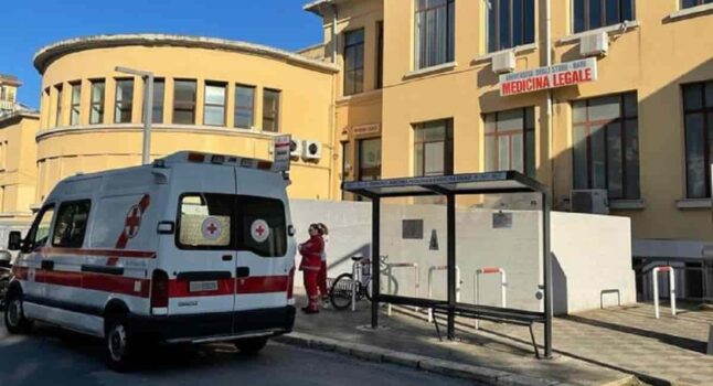 Bari, cade dalle scale con la figlia neonata in braccio: morta mamma 34enne