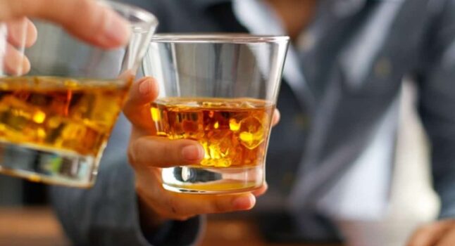 Lo studio di Oxford: bere alcol con moderazione non mette al riparo da declino cognitivo