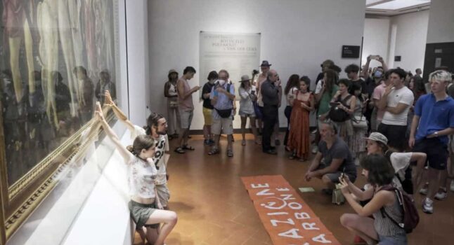Uffizi, protesta ambientalista: attivisti si incollano al vetro che protegge La Primavera