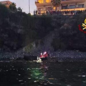 Catania, trovato in mare corpo di un 70enne: era tra gli scogli sotto la rupe di Aci Castello
