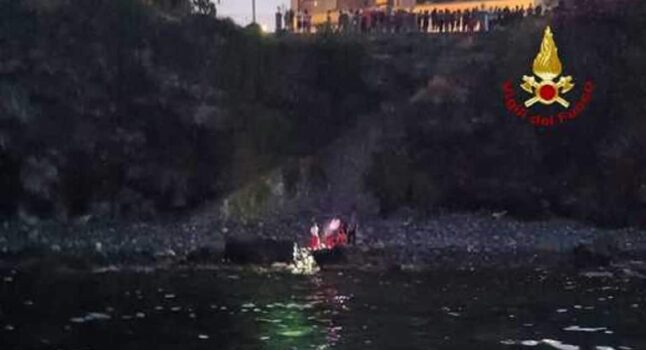Catania, trovato in mare corpo di un 70enne: era tra gli scogli sotto la rupe di Aci Castello