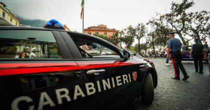 Biassono (Monza): si barrica in casa, dà fuoco all'appartamento e poi prende a pugni i carabinieri