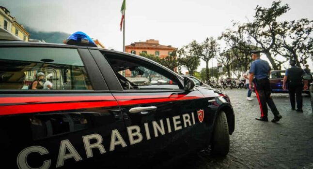 Biassono (Monza): si barrica in casa, dà fuoco all'appartamento e poi prende a pugni i carabinieri