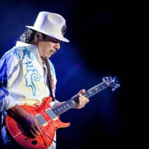 Carlos Santana sviene durante un concerto e viene portato via in barella VIDEO