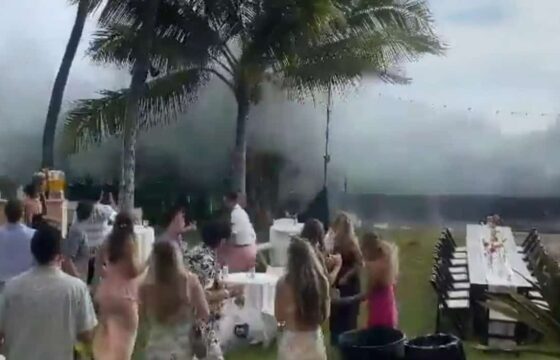 Hawaii, onda anomala travolge il banchetto nuziale in spiaggia VIDEO