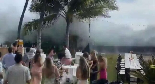 Hawaii, onda anomala travolge il banchetto nuziale in spiaggia VIDEO