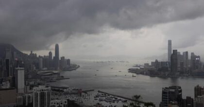 Hong Kong, la tempesta tropicale Chaba fa affondare una nave: 27 dispersi