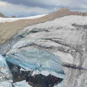 Marmolada, cosa è successo: il caldo record da giorni, ghiacciai sempre più a rischio valanghe