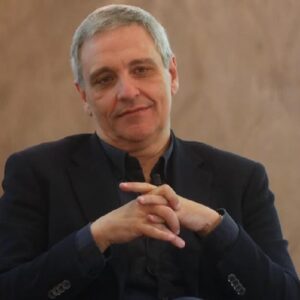 Maurizio De Giovanni colpito da un infarto, lo scrittore ricoverato al Cardarelli di Napoli