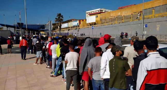 Migranti, tornano gli sbarchi: a Lampedusa sono in 1.871 nella struttura da 350 posti