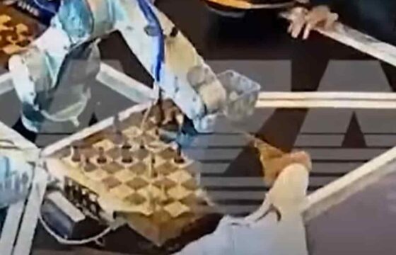 Robot rompe dito bambino scacchi