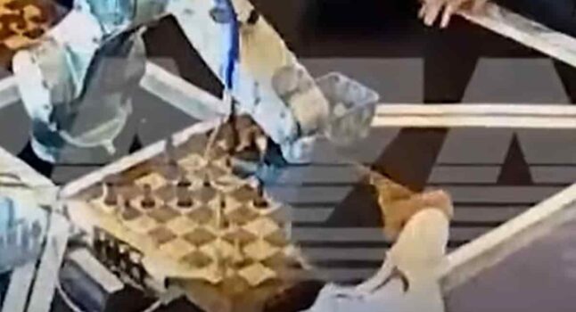 Robot rompe dito bambino scacchi