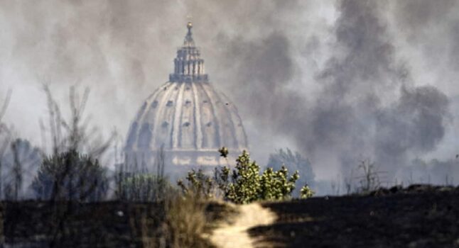 Roma in fiamme, qualcuno sta dando fuoco alla Capitale? Trovati inneschi multipli