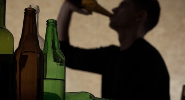 Sud Africa, beve un'intera bottiglia di Jägermeister in due minuti e muore