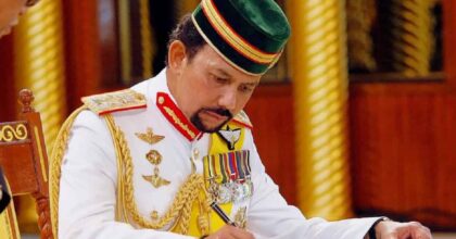 Hassanal Bolkiah, la vita del Sultano del Brunei: 7mila auto di lusso, un palazzo con 1.788 stanze e un jet da 400 milioni di euro