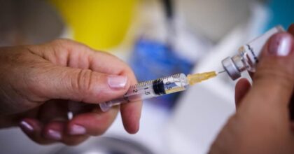Vaccini, la dose booster difende anche da Omicron: evita le conseguenze più gravi