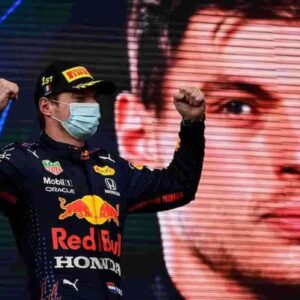 Formula 1, Max Verstappen trionfa a Le Castellet: rimonta di Sainz (quinto), Leclerc sbatte contro il muro