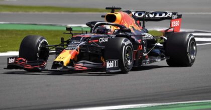 Formula 1, trionfo Verstappen, flop Ferrari in Ungheria: giù dal podio Leclerc e Sainz Mercedes tornate sul podio