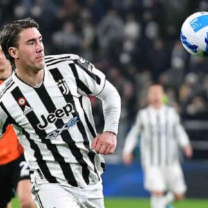 Juventus, Dusan Vlahovic fissa gli obiettivi: "Scudetto e trenta gol". Poi svela: "Appena arrivato Cuadrado mi rubò il telefono e..."