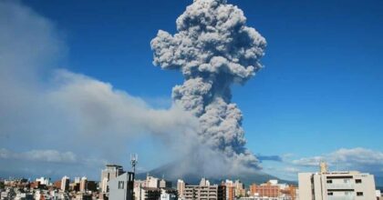 Sakurajima, in Giappone allerta massima per l’eruzione. Il vulcano è a soli 48 km da una centrale nucleare