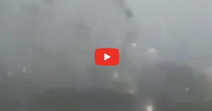 Piombino, la furia del vento sulla ruota panoramica: le cabine girano all'impazzata e volano via VIDEO