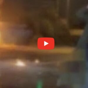 Alexander Dugin disperato davanti all'auto in fiamme della figlia. Il video dopo l'attentato