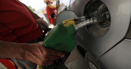 Prezzi benzina scendono ancora: 1,861 euro a litro, giù anche il diesel a 1,841 euro