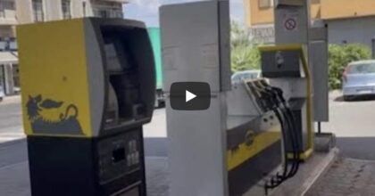 A Cagliari il distributore di benzina parla in sardo: "Poni sa banconota, o le carte" VIDEO
