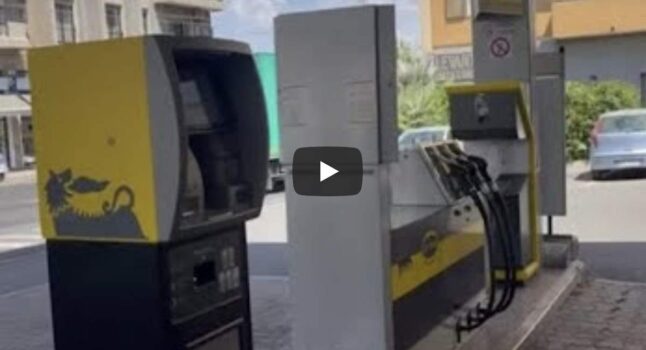 A Cagliari il distributore di benzina parla in sardo: &quot;Poni sa banconota, o le carte&quot; VIDEO