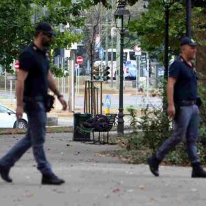 Milano, ragazza di 22 anni accoltellata in pieno giorno in piazza della Repubblica