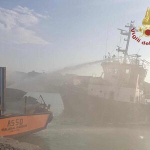 Crotone, esplode container su rimorchiatore ormeggiato al porto: 3 morti e 1 ferito FOTO VIDEO