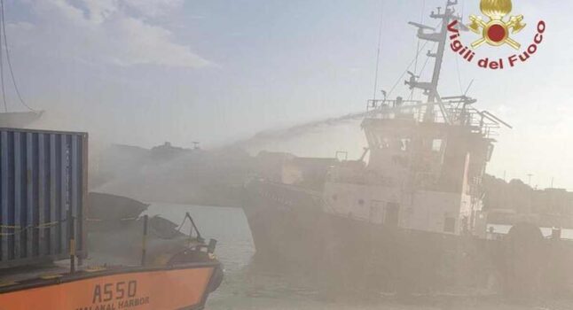 Crotone, esplode container su rimorchiatore ormeggiato al porto: 3 morti e 1 ferito FOTO VIDEO