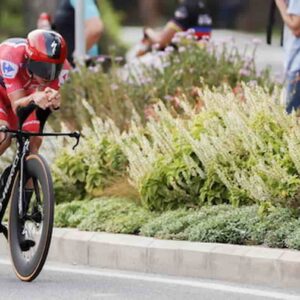 Vuelta, Evenepoel è un alieno: trionfa in maglia rossa nella cronometro di Alicante e fa il vuoto in classifica. Primo degli italiani Pozzovivo