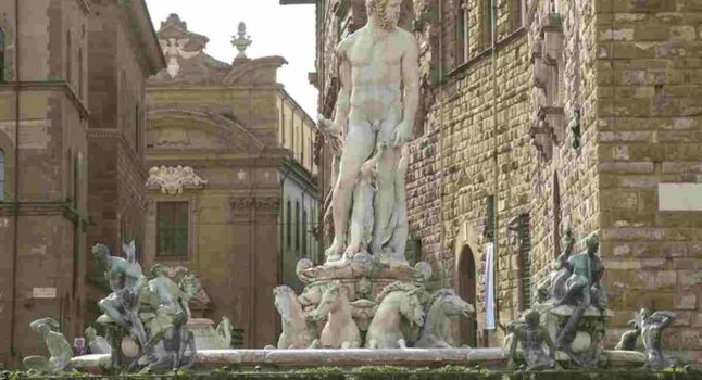 Firenze, tenta di fare il bagno nella fontana del Nettuno: multa e Daspo urbano a un 30enne