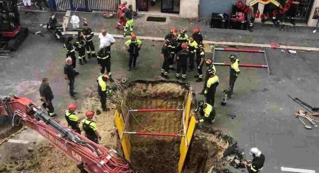 Roma, cade mentre scava un tunnel: operaio o ladro? Incastrato 5 metri sotto terra, soccorsi difficili
