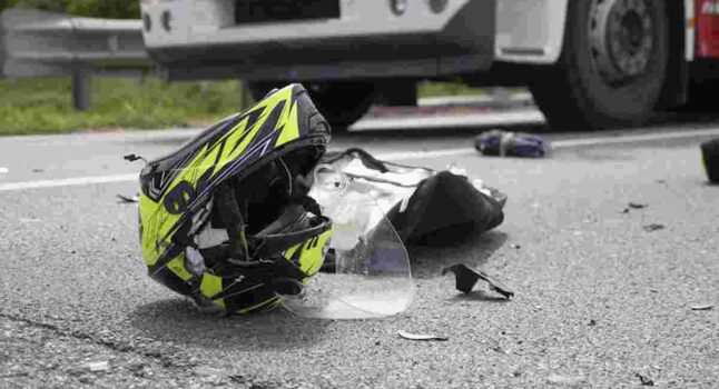 Incidente a Roma, scontro tra auto moto e camion in via della Serenissima: morto un 38enne