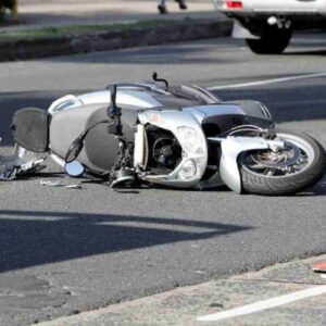 Napoli, bimbo di 3 anni in scooter con il papà: morto dopo incidente, si indaga per omicidio stradale