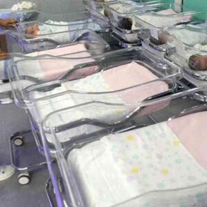 Taranto, mamma muore a 28 anni dopo parto cesareo: la bimba sta bene