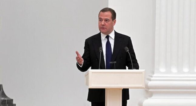 Medvedev interviene nella campagna elettorale italiana: "Alle urne punite i vostri governi e la loro stupidità"