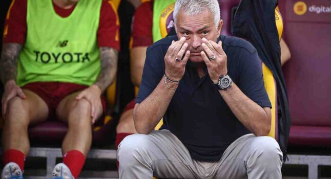 L'allenatore della Roma José Mourinho (Ansa)
