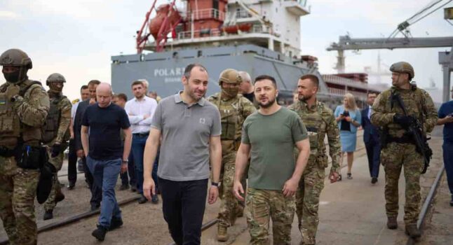 Ucraina, partita da Odessa la prima nave carica di grano: diretta in Somalia, verrà ispezionata a Istanbul