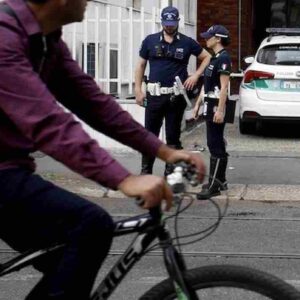 Milano, pirata in bicicletta investe donna di 63 anni e scappa dopo l'arrivo dei soccorsi