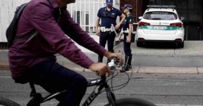 Milano, pirata in bicicletta investe donna di 63 anni e scappa dopo l'arrivo dei soccorsi
